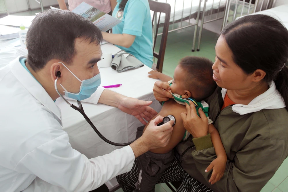 Bác sỹ Bệnh viện tim Tâm Đức khám sàng lọc bệnh tim cho trẻ em huyện Ninh Phước. (Ảnh: Công Thử/TTXVN)