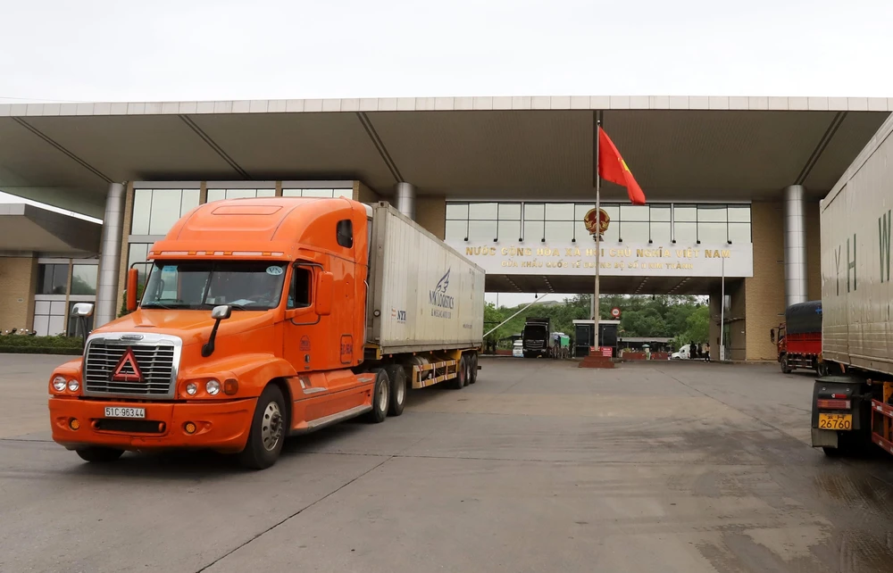 Các xe container chở quả vải thiều được xuất khẩu sang thị trường Trung Quốc tại Cửa khẩu Quốc tế đường bộ số 2 Kim Thành. (Ảnh: Quốc Khánh/TTXVN)