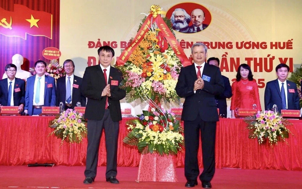 Ủy viên Trung ương Đảng,Bí thư Tỉnh ủy Thừa Thiên-Huế Lê Trường Lưu (phải) tặng hoa chúc mừng Đại hội. (Ảnh: Mai Trang/TTXVN)