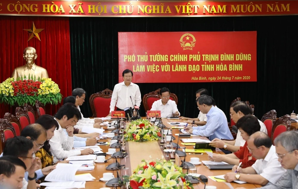 Phó Thủ tướng Trịnh Đình Dũng phát biểu tại buổi làm việc với lãnh đạo tỉnh Hòa Bình. (Ảnh: Văn Điệp/TTXVN)