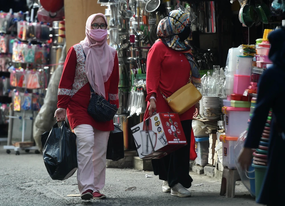 Người dân mua sắm tại một khu chợ ở Jakarta, Indonesia ngày 30/6/2020. (Ảnh: THX/TTXVN)