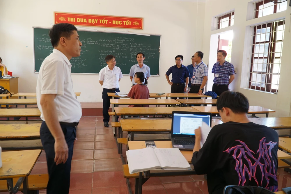 Đoàn kiểm tra tại trường THPT Huỳnh Thúc Kháng, Nghệ An. (Ảnh: Bích Huệ/TTXVN)