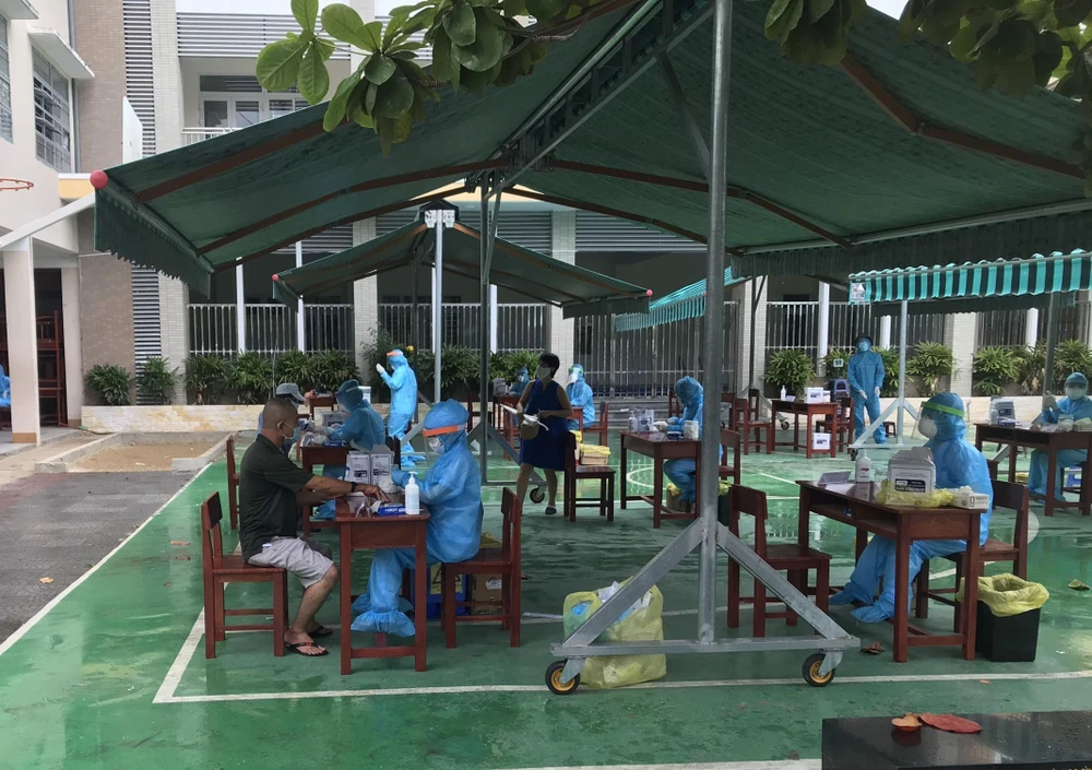 Từ 8 giờ sáng, người dân đã đến sân trường THCS Nguyễn Huệ (Đà Nẵng) để tiến hành xét nghiệm COVID-19. (Ảnh: TTXVN phát)
