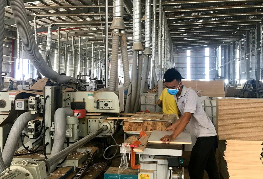 Sản xuất đồ gỗ tại Công ty TNHH MTV Triệu Phú Lộc, thị xã Tân Uyên, Bình Dương. (Ảnh: Chí Tưởng/TTXVN)