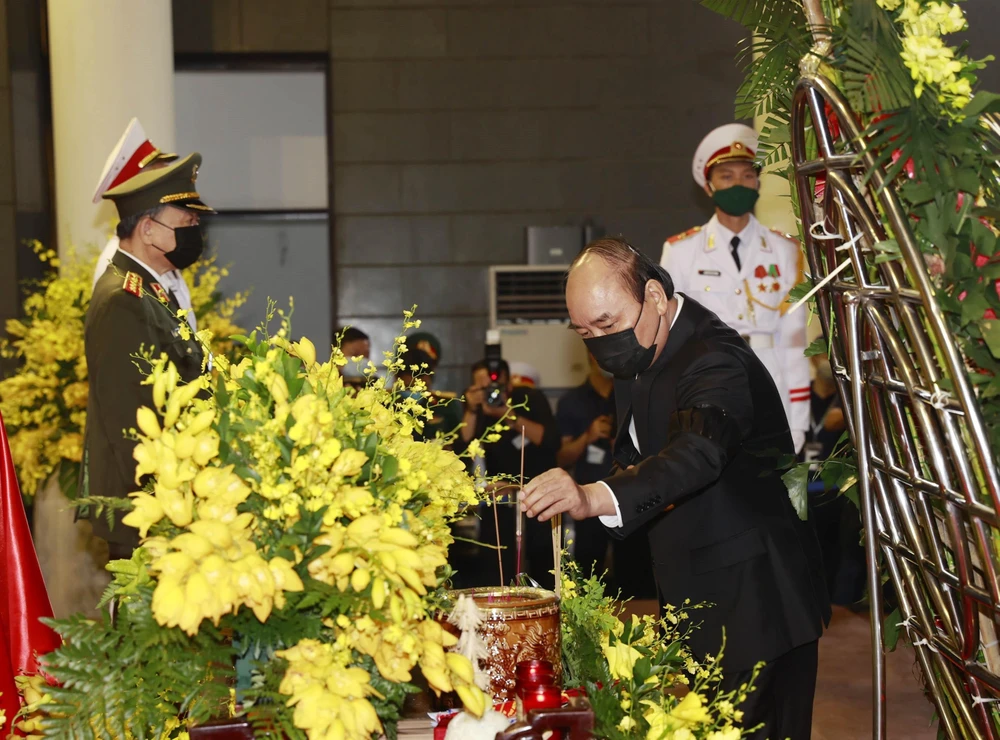 Đoàn đại biểu Chính phủ do Thủ tướng Nguyễn Xuân Phúc dẫn đầu viếng nguyên Tổng Bí thư Lê Khả Phiêu. (Ảnh: TTXVN)