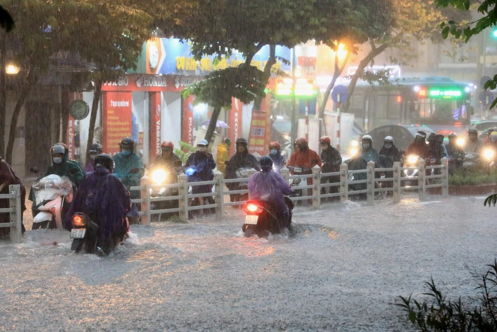 Mưa lớn gây ngập úng trên phố Điện Biên Phủ, Hà Nội. (Ảnh: Thành Đạt/TTXVN)