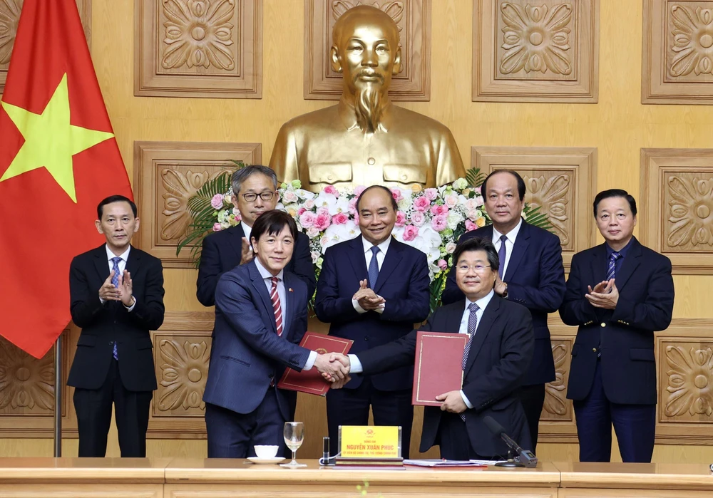 Thủ tướng Nguyễn Xuân Phúc chứng kiến lễ trao thoả thuận hợp tác giữa Cục Đầu tư nước ngoài (Bộ Kế hoạch và Đầu tư) và Tổ chức Xúc tiến Thương mại Nhật Bản. (Ảnh: Thống Nhất/TTXVN)