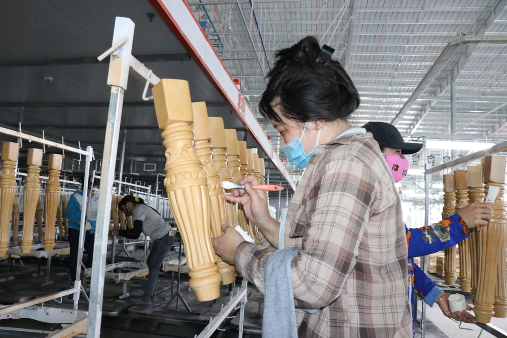 Sản xuất đồ gỗ xuất khẩu tại Công ty chế biến gỗ Triệu Phú Lộc (xã An Lập, huyện Bắc Tân Uyên, tỉnh Bình Dương). (Ảnh: Dương Chí Tưởng/TTXVN)