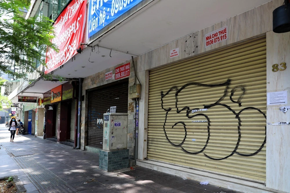 Nhiều cửa hàng trên đường Đồng Khởi có giá thuê mặt bằng khá đắt đỏ đã phải đóng cửa, treo biển cho thuê lại. (Ảnh: Ngọc Hà/TTXVN)