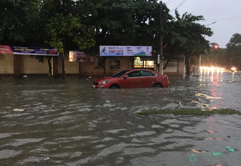 Nghệ An: Mưa lớn kéo dài, nhiều tuyến phố ngập sâu. (Ảnh: Nguyễn Oanh/TTXVN)