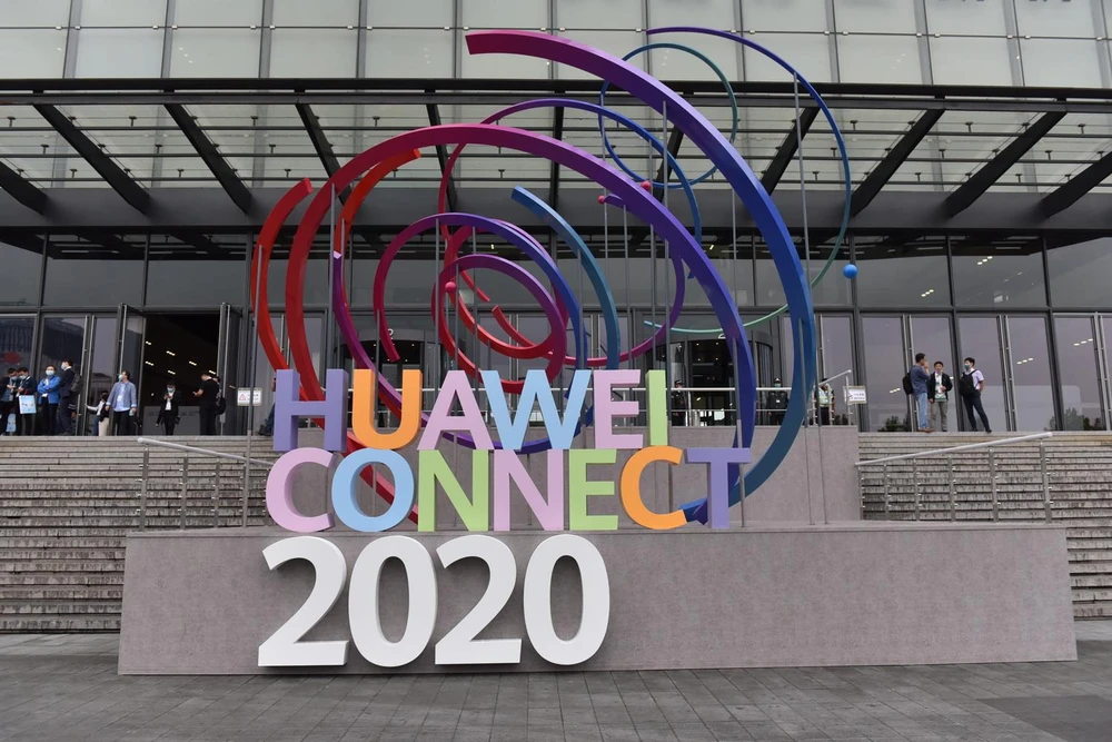 Bên ngoài nơi tổ chức sự kiện Kết nối Huawei 2020 tại Trung tâm hội chợ triển lãm thế giới Thượng Hải. (Ảnh: Tiến Trung/Vietnam+)