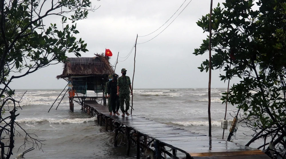 Cán bộ chiến sỹ bám chốt làm nhiệm vụ phòng chống dịch COVID-19 trên vùng biên giới. (Ảnh: Lê Huy Hải/TTXVN)