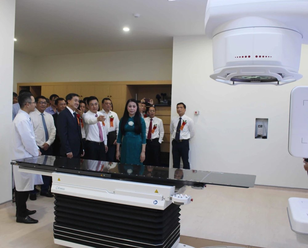 Các đại biểu tham quan hệ thống máy xạ trị gia tốc mới Synegry tại Bệnh viện Hữu nghị Lạc Việt. (Ảnh: Nguyễn Thảo/TTXVN)