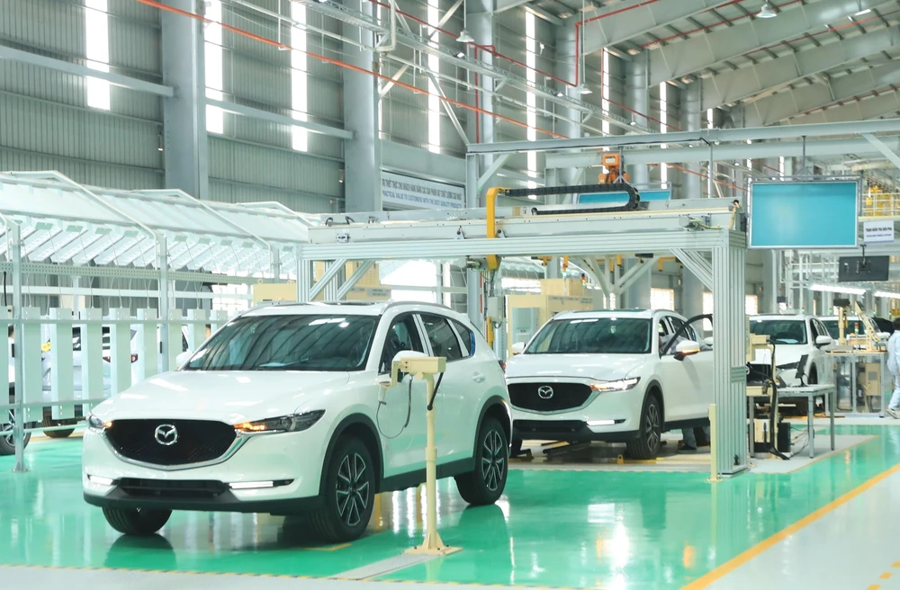 Dây chuyền lắp ráp ôtô du lịch tại nhà máy của Công ty Cổ phần Ôtô Trường Hải (Thaco) trong Khu kinh tế mở Chu Lai, huyện Núi Thành, tỉnh Quảng Nam. (Ảnh: TTXVN)