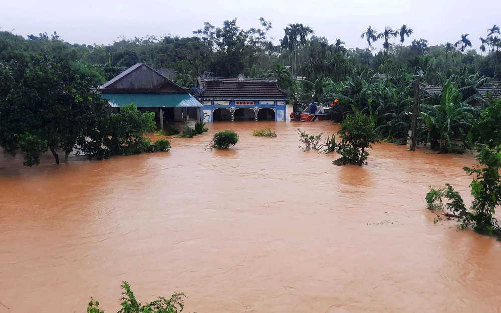Nhà dân ở thị trấn Cam Lộ, huyện Cam Lộ, Quảng Trị bị ngập lụt. (Ảnh: Hồ Cầu/TTXVN)