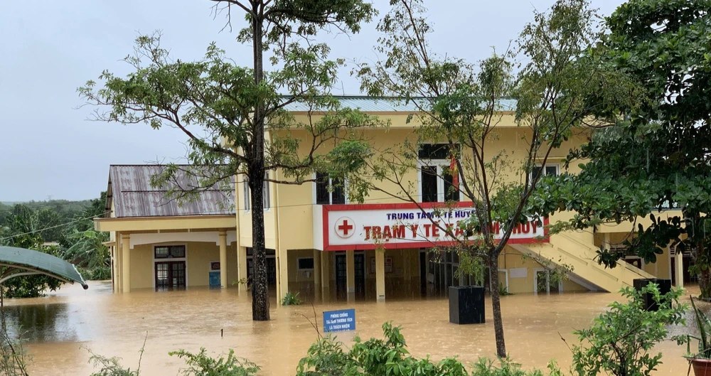 Một trạm y tế xã bị ngập sâu trong nước tại Quảng Trị. (Ảnh: Thanh Thủy/TTXVN)