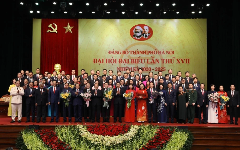 Các đồng chí lãnh đạo, nguyên lãnh đạo Đảng, Nhà nước và thành phố Hà Nội chúc mừng Ban Chấp hành Đảng bộ thành phố Hà Nội khóa XVII gồm 71 đồng chí. (Ảnh: Văn Điệp/TTXVN)