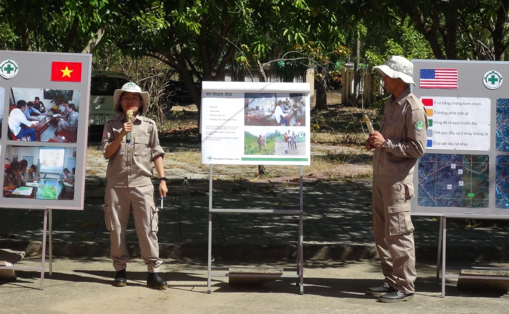 Sở Ngoại vụ Quảng Bình phối hợp với Mines Advisory Group, Norwegian People’s Aid, Peace Trees Vietnam tổ chức Hội thảo giới thiệu Dự án hợp tác khảo sát, rà phá bom chùm và các loại vật nổ khác tại Quảng Bình. (Ảnh: Đức Thọ/TTXVN)