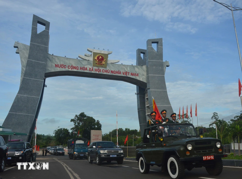 Lễ truy điệu, quy tập hài cốt liệt sỹ từ Campuchia trở về an táng tại nghĩa trang huyện biên giới Đức Cơ. (Ảnh: Tư liệu Đội K52 cung cấp/TTXVN phát)