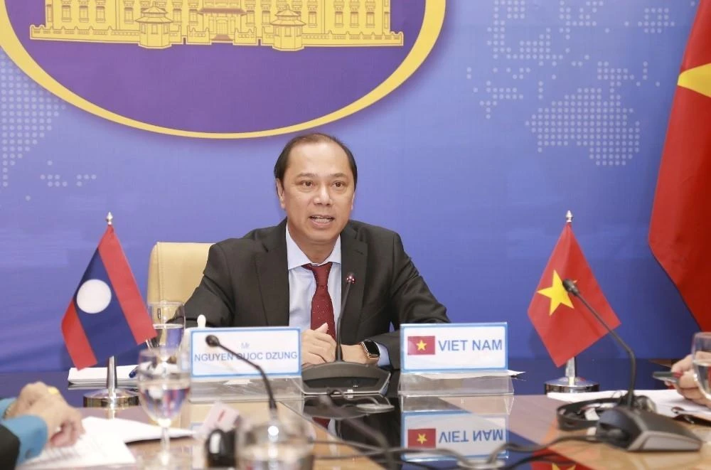 Thứ trưởng Bộ Ngoại giao Việt Nam Nguyễn Quốc Dũng phát biểu tại điểm cầu Hà Nội. (Ảnh: TTXVN phát)