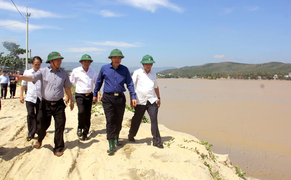 Đoàn công tác của Ban Chỉ đạo Trung ương về Phòng chống thiên tai kiểm tra tình trạng sạt lở bờ biển ở Bình Định. (Ảnh: Nguyên Linh/TTXVN)