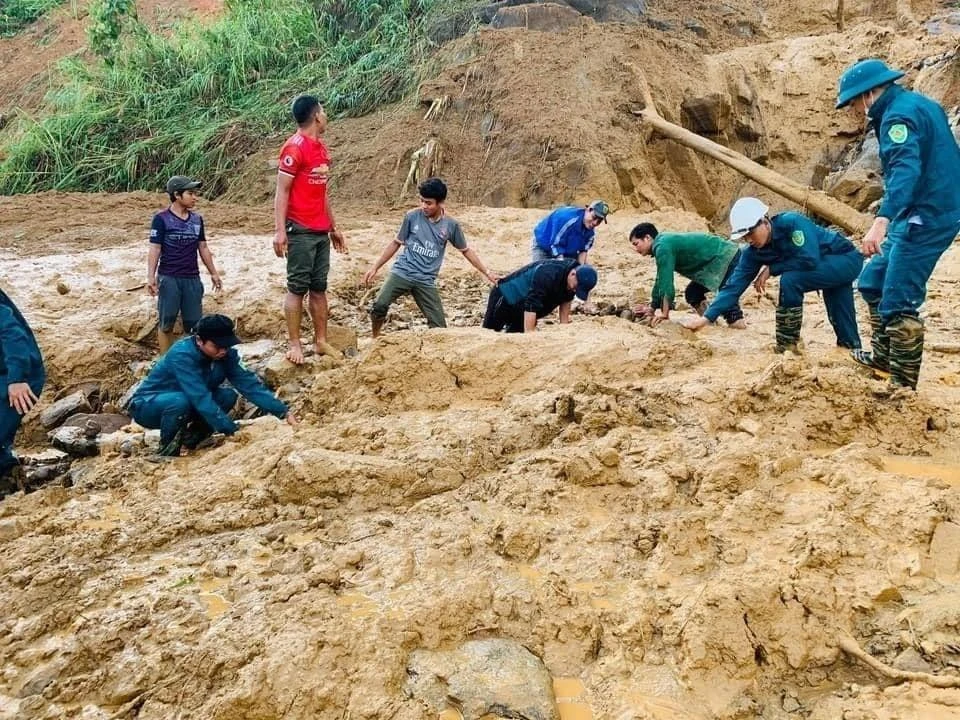 Các lực lượng tại chỗ tìm kiếm nạn nhân bị vùi lấp. (Ảnh: TTXVN phát)