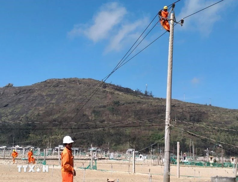 Nhân viên điện lực khẩn trương khắc phục sự cố trên lưới điện tại Quảng Ngãi. (Ảnh: Lê Ngọc Phước/TTXVN)