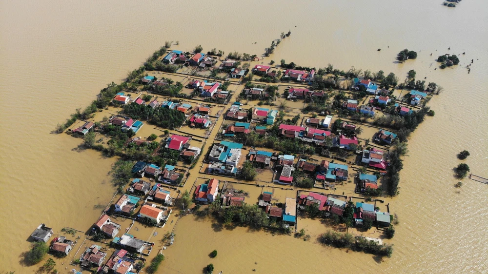 Thôn Hữu Tân, xã Tân Ninh, huyện Quảng Ninh (Quảng Bình) bị nước lũ cô lập hoàn toàn. (Ảnh: Danh Lam/TTXVN)