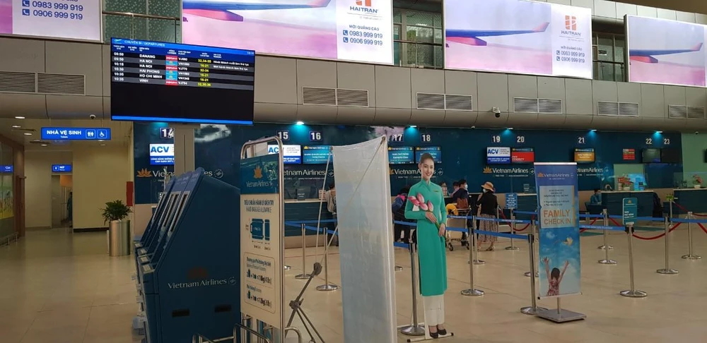 Thông tin chuyến bay đươc hiển thị trên các màn hình (FIDS) tại nhà ga quốc nội, Cảng hàng không Quốc tế Cam Ranh ngày 4/11. (Nguồn: Phan Sáu/Vietnam+)