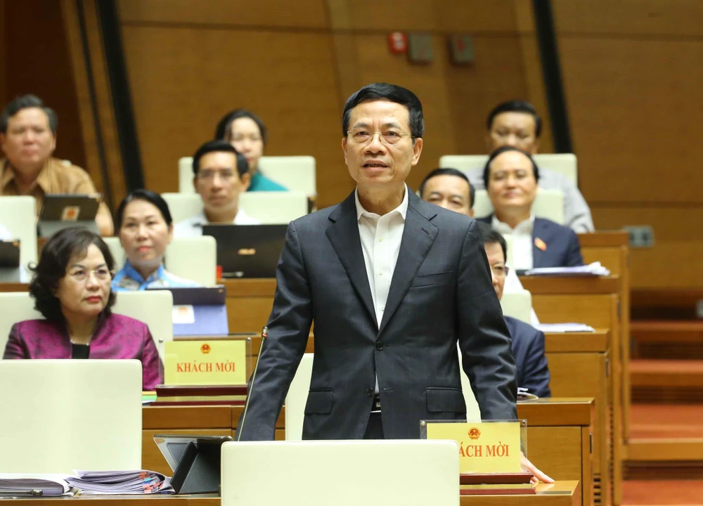 Bộ trưởng Bộ Thông tin và Truyền thông Nguyễn Mạnh Hùng trả lời câu hỏi chất vấn. (Ảnh: Doãn Tấn/TTXVN)