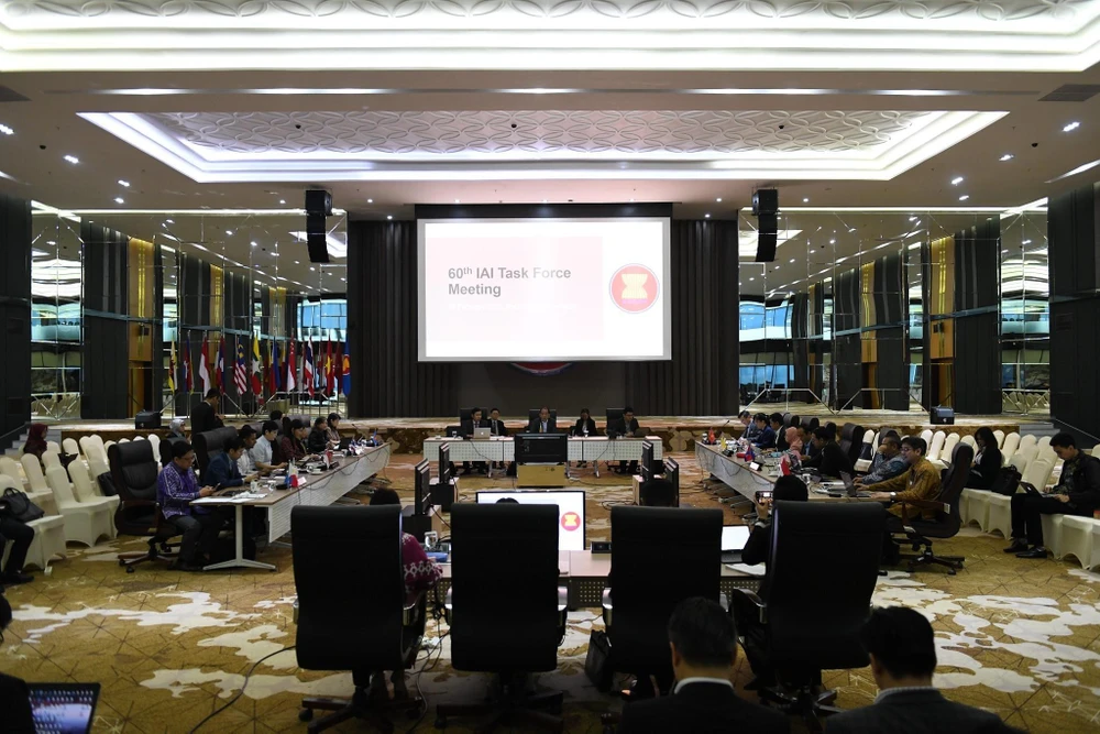 Quang cảnh cuộc họp lần thứ 60 Nhóm Đặc trách Sáng kiến Liên kết ASEAN (IAI TF). (Ảnh: TTXVN phát)