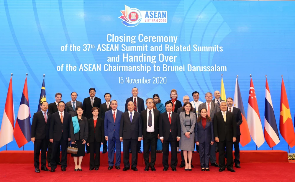 Thủ tướng Nguyễn Xuân Phúc, Chủ tịch ASEAN 2020 và các đại biểu. (Ảnh: Thống Nhất/TTXVN)