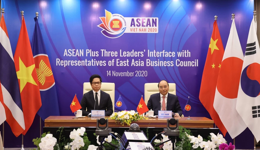 Cuộc gặp giữa Lãnh đạo ASEAN+3 và Đại diện Hội đồng Doanh nghiệp Đông Á. (Ảnh: Thống Nhất/TTXVN)