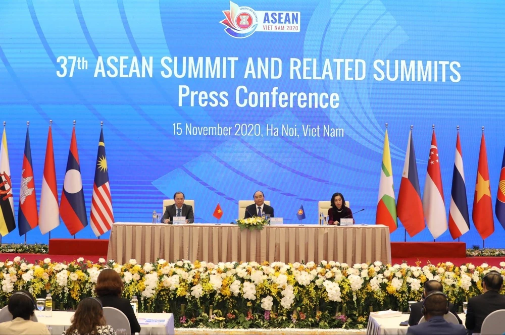 Thủ tướng Nguyễn Xuân Phúc, Chủ tịch ASEAN 2020 chủ trì buổi họp báo. (Ảnh: Văn Điệp/TTXVN)