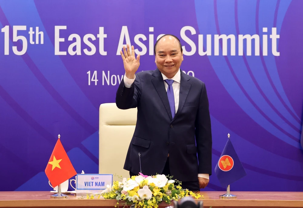 Thủ tướng Nguyễn Xuân Phúc, Chủ tịch ASEAN 2020 dự Hội nghị Cấp cao Đông Á lần thứ 15 tại điểm cầu Hà Nội. (Ảnh: Thống Nhất/TTXVN)