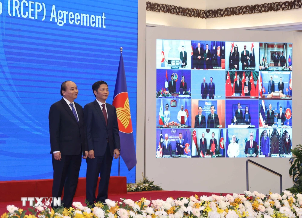 Thủ tướng Nguyễn Xuân Phúc, Chủ tịch ASEAN 2020 và Bộ trưởng Bộ Công Thương Trần Tuấn Anh và các nước tham dự lễ ký. (Ảnh: Thống Nhất/TTXVN)