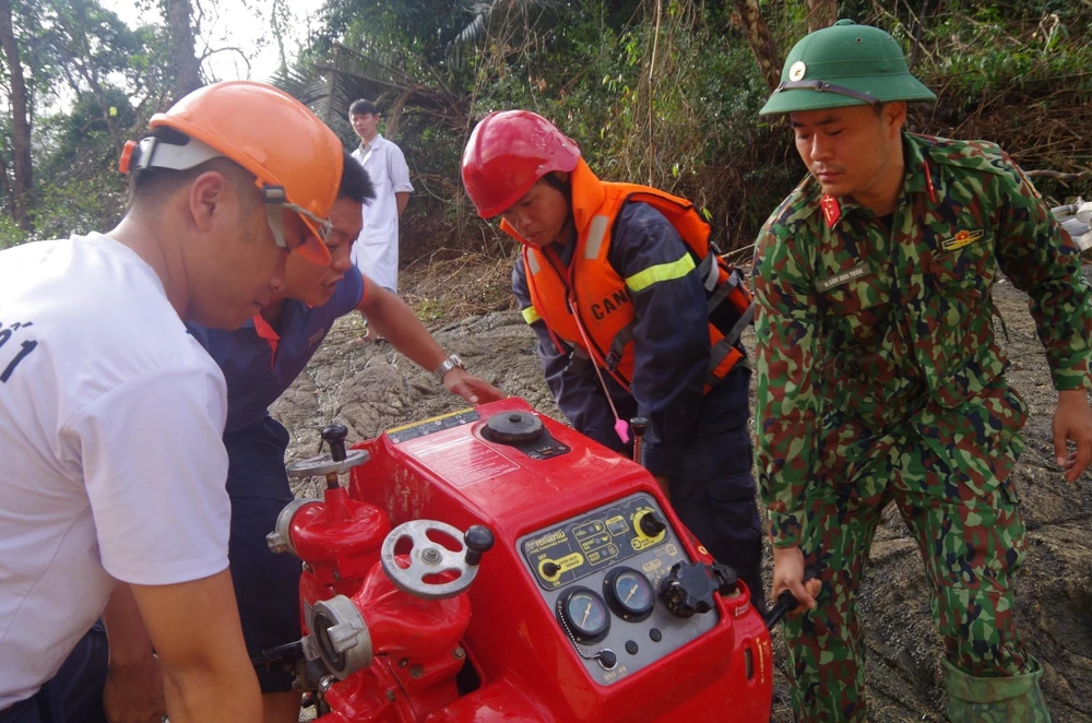 Máy hút nước công suất lớn được đưa vào hiện trường để phục vụ công tác tìm kiếm. (Ảnh: TTXVN phát)