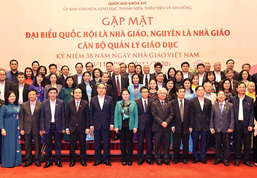 Chủ tịch Quốc hội Nguyễn Thị Kim Ngân với các Đại biểu tại buổi gặp mặt. (Ảnh: Trọng Đức/TTXVN)