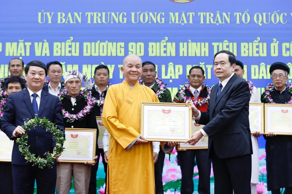 Chủ tịch Ủy ban Trung ương MTTQ Việt Nam Trần Thanh Mẫn tặng Bằng khen biểu dương các điển hình tiêu biểu. (Ảnh: Dương Giang/TTXVN)