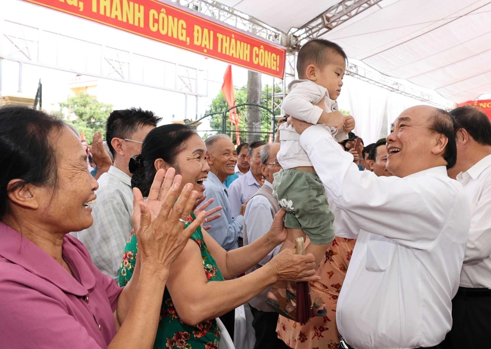 Thủ tướng Nguyễn Xuân Phúc với các tầng lớp nhân dân dự Ngày hội Đại đoàn kết toàn dân tộc. (Ảnh: Thống Nhất/TTXVN)