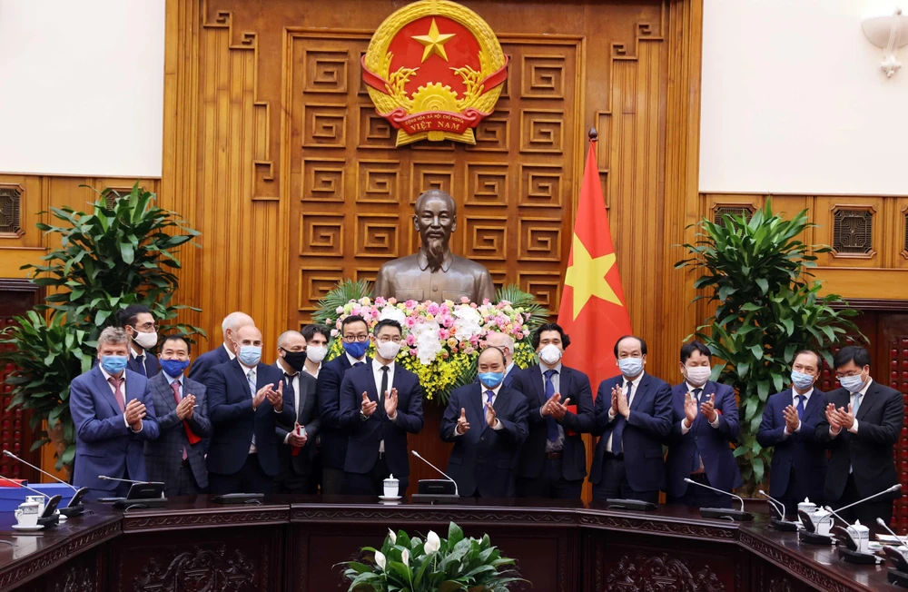 Thủ tướng Nguyễn Xuân Phúc với cựu Phó Thủ tướng CHLB Đức Phillip Rosler và các thành viên trong đoàn. (Ảnh: Thống Nhất/TTXVN)
