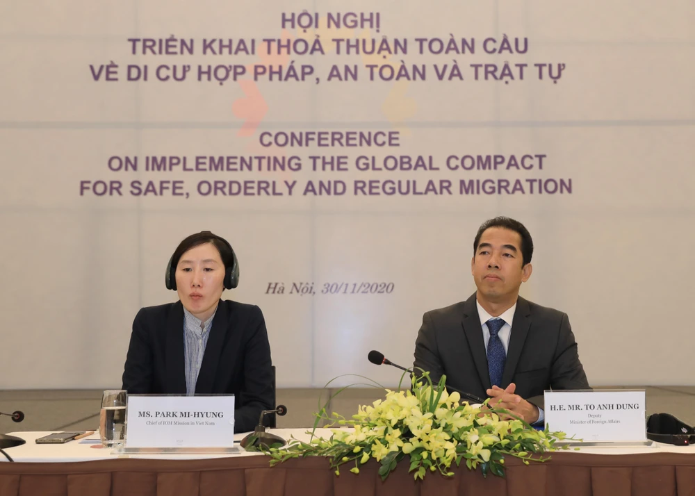 Thứ trưởng Bộ Ngoại giao Tô Anh Dũng và Trưởng Đại diện Phái đoàn IOM Việt Nam Park Mi Hyung chủ trì hội nghị. (Ảnh: Lâm Khánh/TTXVN)
