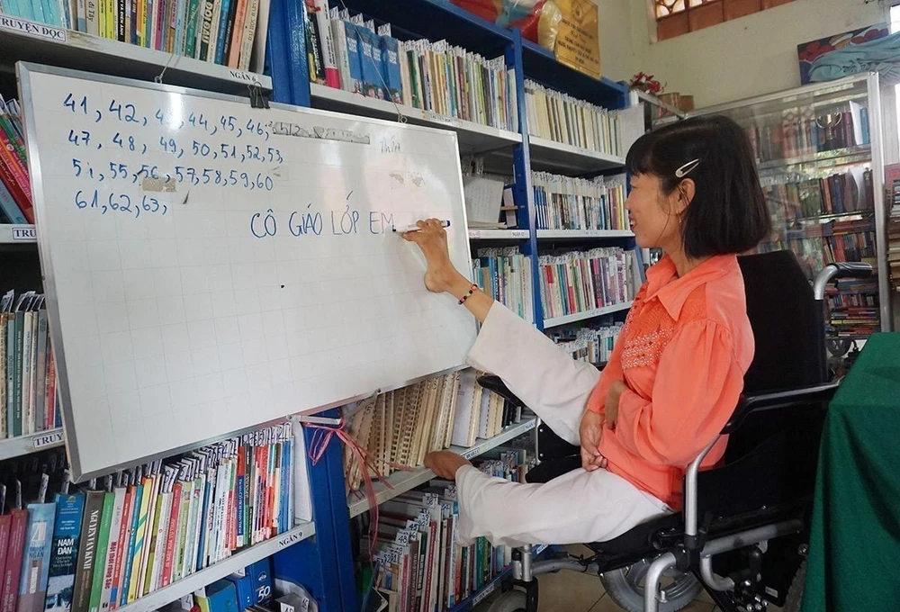 Dù bị liệt hai tay và một chân, nhưng chị Huỳnh Thị Xậm (quê Hậu Giang) đã nỗ lực vượt lên chính mình, trở thành người có ích cho xã hội. (Ảnh minh họa: Thu Hoài/TTXVN)