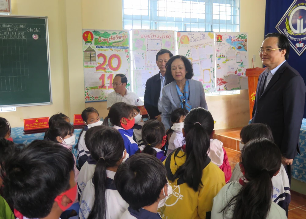 Trưởng Ban Dân vận Trung ương Trương Thị Mai thăm hỏi các cháu học sinh trường Phổ thông dân tộc bán trú Tiểu học - Trung học cơ sở Tu Mơ Rông. (Ảnh: Dư Toán/TTXVN)