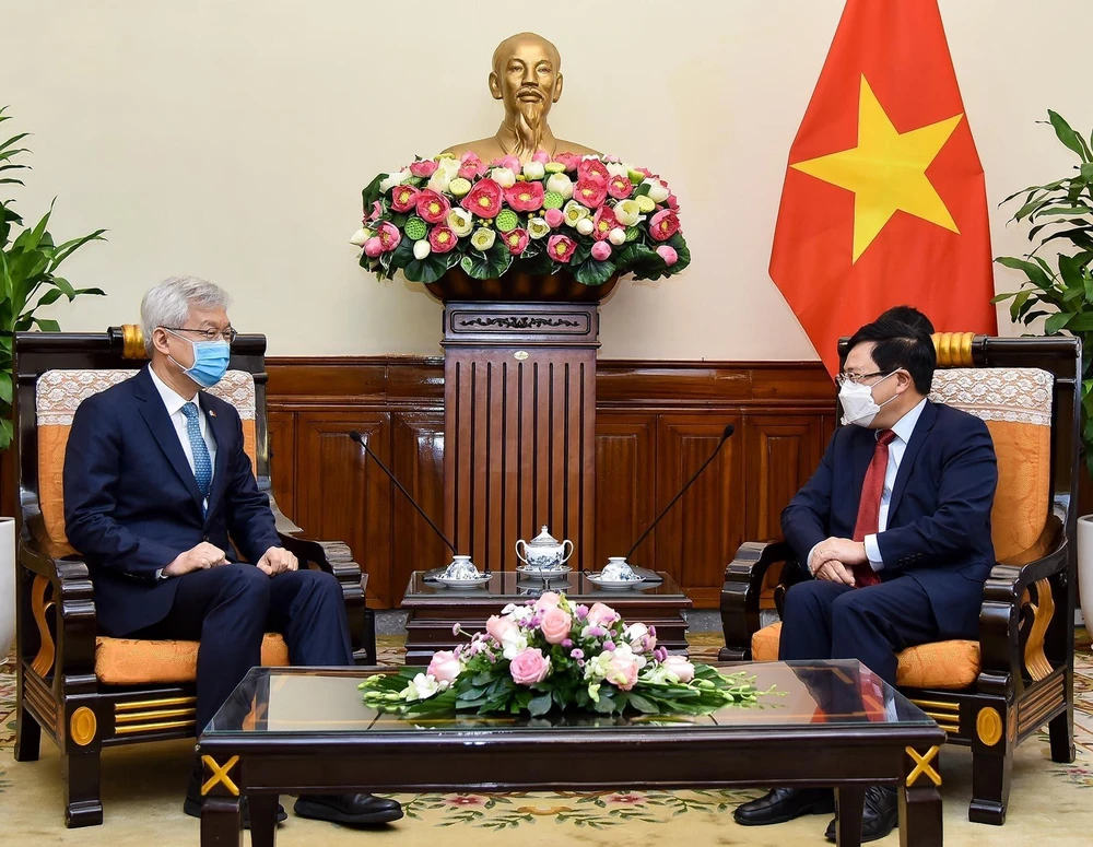 Phó Thủ tướng, Bộ trưởng Bộ Ngoại giao Phạm Bình Minh tiếp Thứ trưởng Ngoại giao Hàn Quốc Lee Tae-ho. (Ảnh: TTXVN)