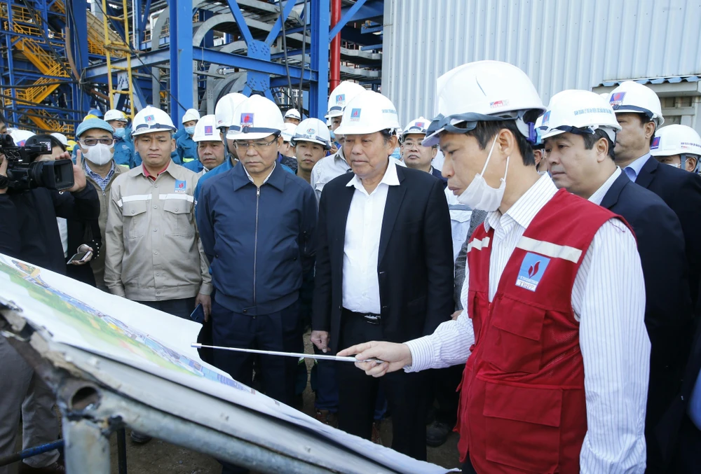 Phó Thủ tướng Thường trực Chính phủ Trương Hòa Bình nghe báo cáo về tiến độ hoàn thành thực hiện Dự án Nhà máy nhiệt điện Thái Bình 2. (Ảnh: Doãn Tấn/TTXVN)