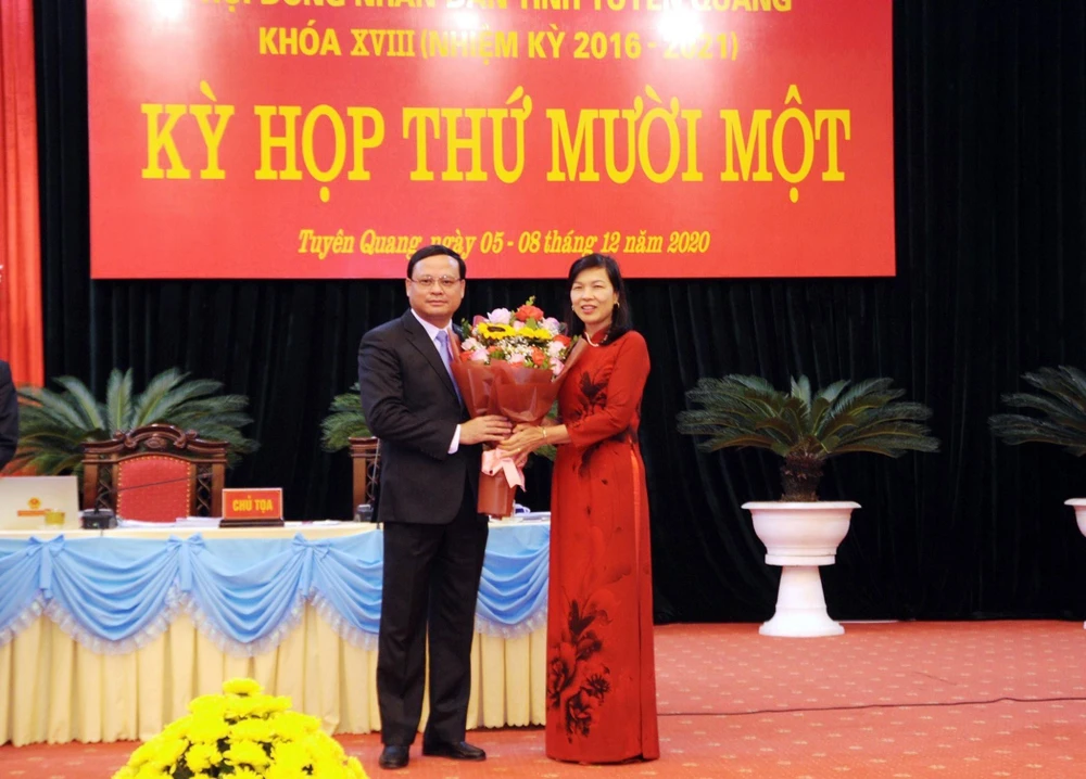 Ông Nguyễn Mạnh Tuấn (trái), Chánh Văn phòng Tỉnh ủy Tuyên Quang được bầu giữ chức Phó Chủ tịch UBND tỉnh Tuyên Quang. (Ảnh Quang Cường/TTXVN)