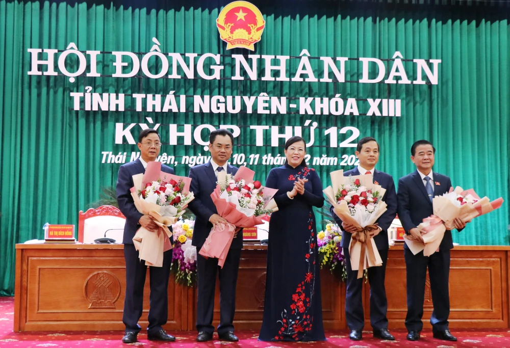 Đồng chí Nguyễn Thanh Hải, Bí thư Tỉnh ủy Thái Nguyên tặng hoa chúc mừng các đồng chí lãnh đạo chủ chốt của HĐND và UBND tỉnh mới được bầu. (Ảnh: Hoàng Nguyên/TTXVN)