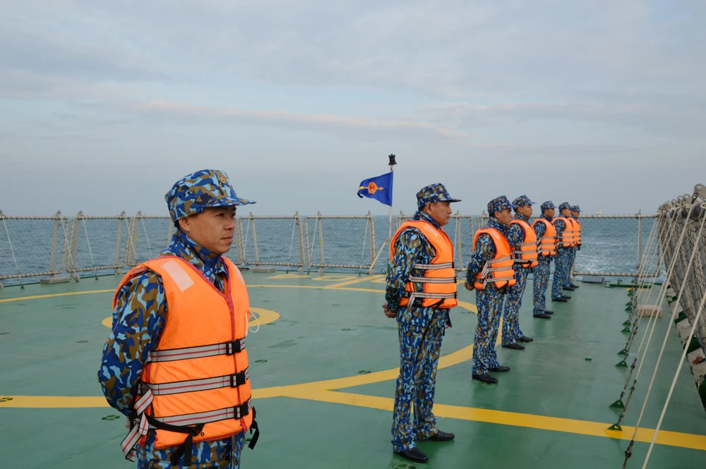 Lực lượng Cảnh sát biển hai nước thực hiện nghi thức chào xã giao trên biển. (Ảnh: TTXVN phát)
