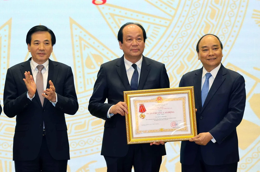 Thủ tướng Nguyễn Xuân Phúc trao Huân chương Lao động hạng Nhất của Chủ tịch nước tặng Văn phòng Chính phủ. (Ảnh: Thống Nhất/TTXVN)